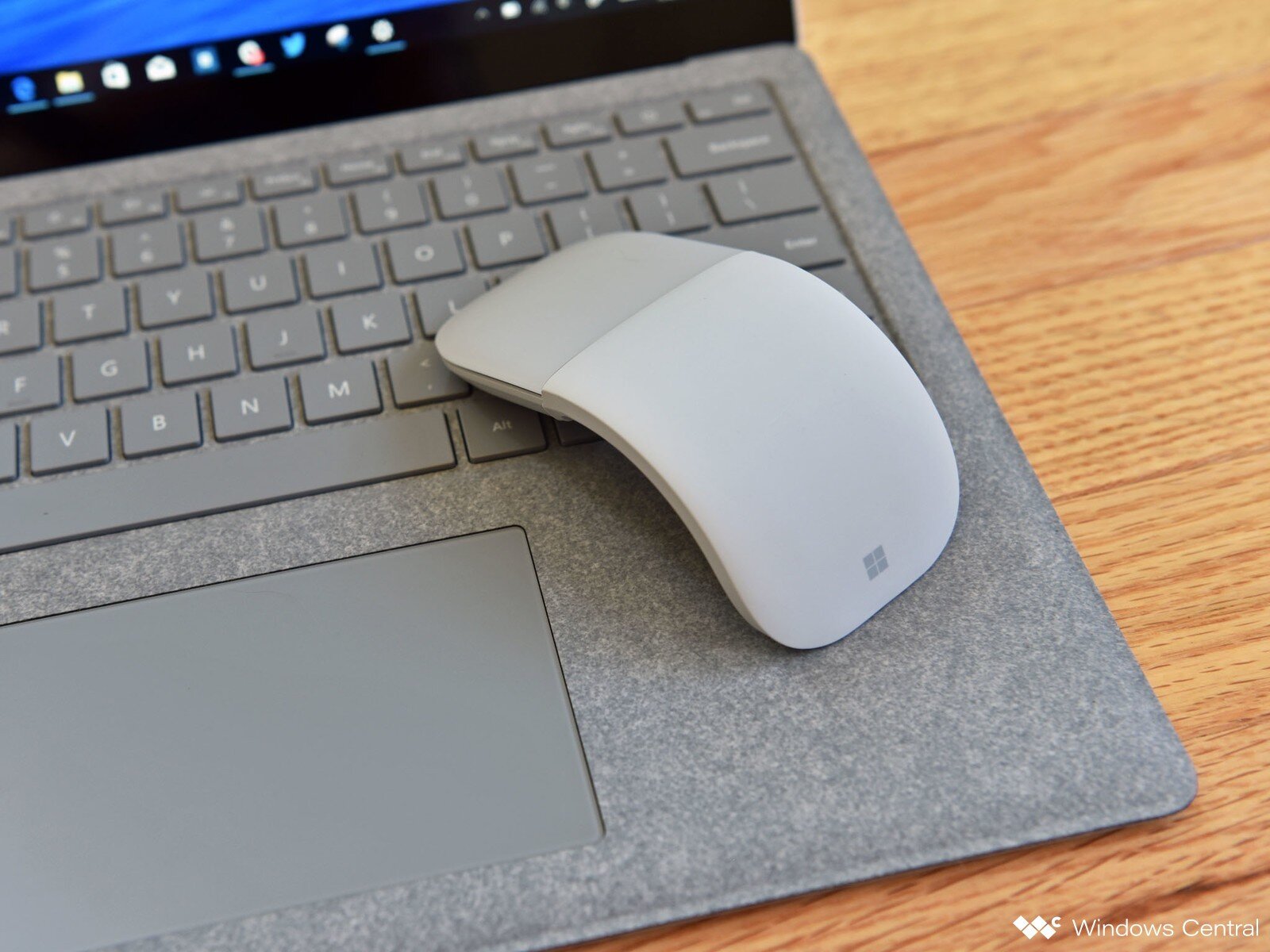 Microsoft Surface Mouse kiểu dáng đơn giản nhưng đầy tinh tế, sang trọng