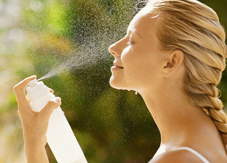 Nước xịt khoáng được chiết xuất từ các thành phần tự nhiên, lành tính do đó có tác dụng làm dịu những vấn đề liên quan đến kích ứng da.