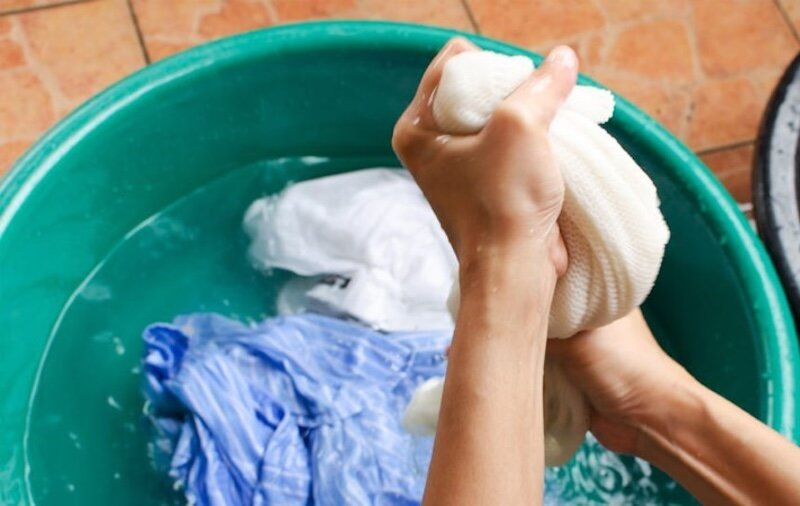 Cách sử dụng nước xả vải khi giặt tay