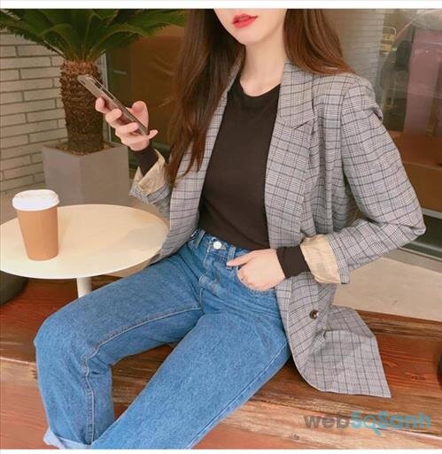 Có lẽ công thức mix đồ áo phông + quần jeans + blazer kẻ sẽ là công thức được nhiều bạn trẻ áp dụng nhất. Nó vừa đơn giản, dễ mặc lại rất dễ đẹp!