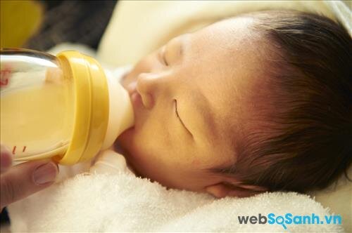 Không cho bé ngậm bình sữa khi đang buồn ngủ