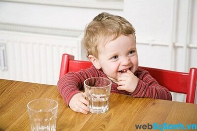 Cho bé uống nhiều nước