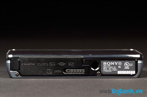 cạnh đáy của máy ảnh Cyber-shot DSC-TX200V là nơi đặt hốc pin và khe gắn thẻ nhớ được bảo vệ bởi nắp đậy với đệm cao su rất kín