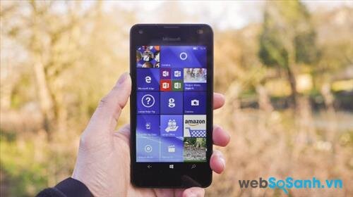 Lumia 550 có màn hình HD lớn 4.7 inch, tuy nhiên không được bảo vệ bằng kính cường lực