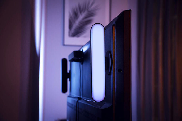 Biến tấu dán đèn sau tivi để tạo hiệu ứng ánh sáng nền độc đáo