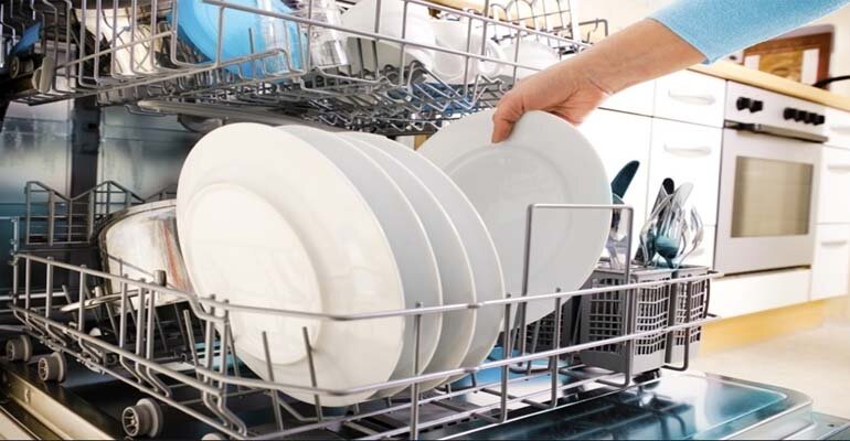 Sắp xếp bát đĩa theo đúng hướng dẫn của nhà sản xuất Máy rửa bát không sạch