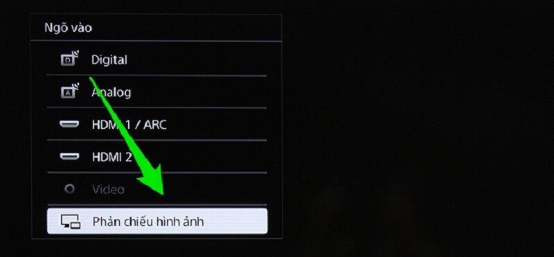 Nhấn nút INPUT trên remote và chọn Phản chiếu hình ảnh