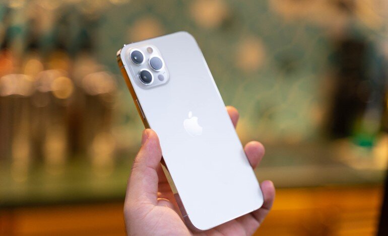 Với thiết kế sang trọng và đầy hiện đại, chiếc iPhone 12 Pro Max màu trắng chắc chắn sẽ làm hài lòng cả những khách hàng khó tính nhất. Hãy xem ngay hình ảnh sản phẩm để cảm nhận được sự tinh tế của nó.
