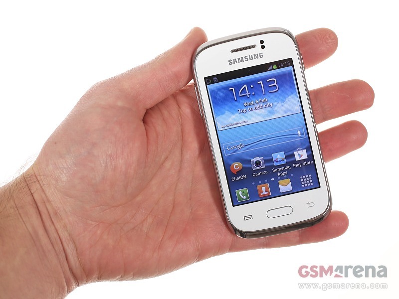 Samsung Galaxy Young S6310 thiết kế vừa lòng bàn tay.
