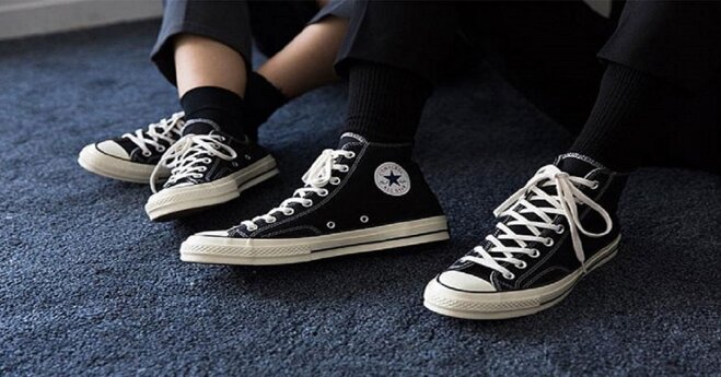 giày thể thao màu đen converse