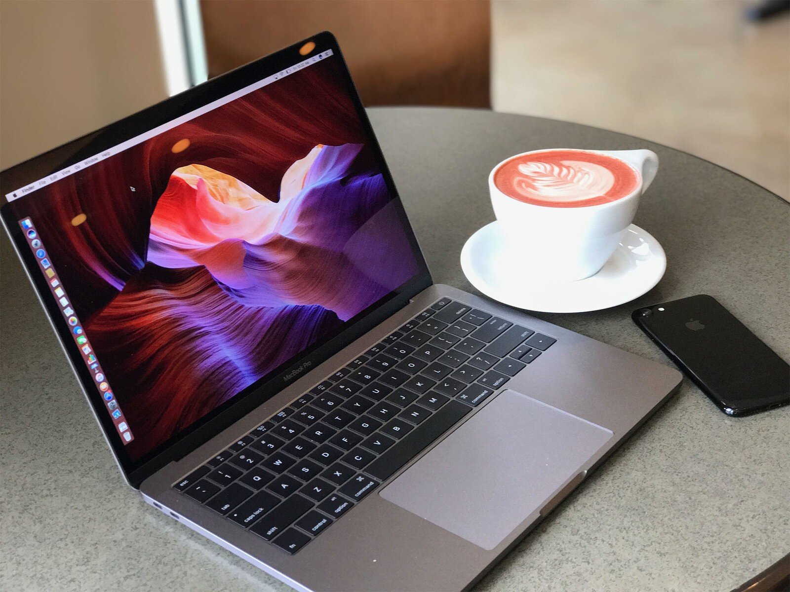 Laptop 13 inch giá rẻ Apple MacBook Pro with Touch Bar