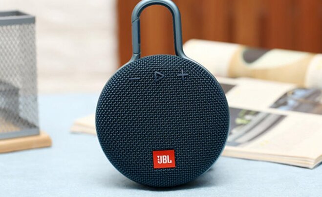 Loa JBL clip 3 gây ấn tượng với thiết kế hình móc treo độc lạ, tiện dụng