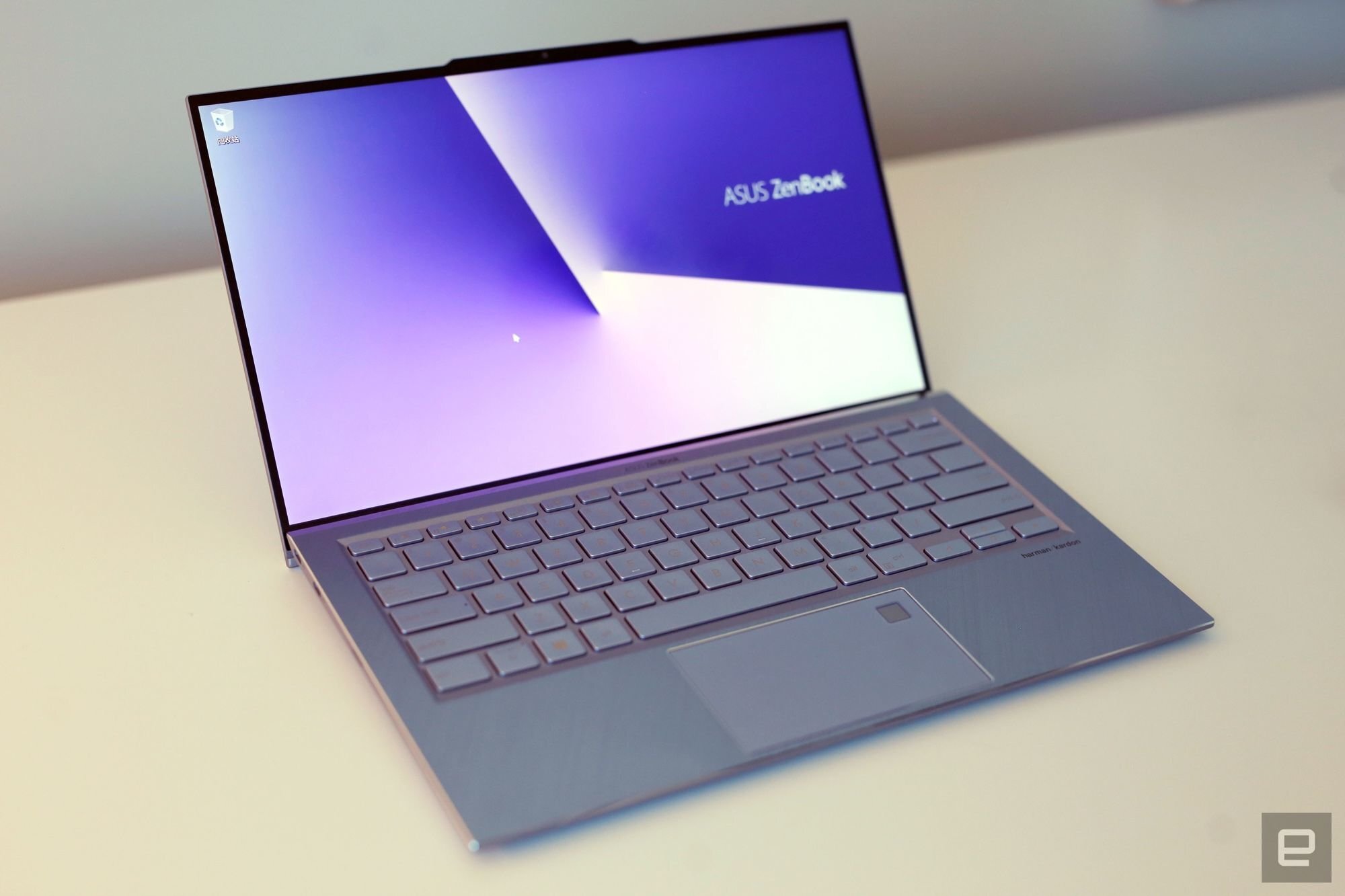 Asus ZenBook chỉ nặng đúng 1kg