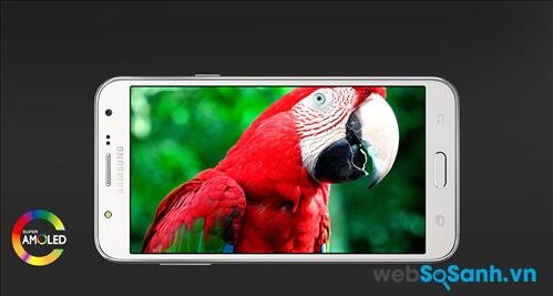 Màn hình Galaxy J7 vượt trội hơn R7 Lite về cả kích thước và công nghệ