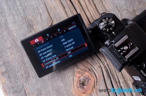 Canon G5 X có màn hình cảm ứng có thể xoay linh hoạt để hỗ trợ selfies