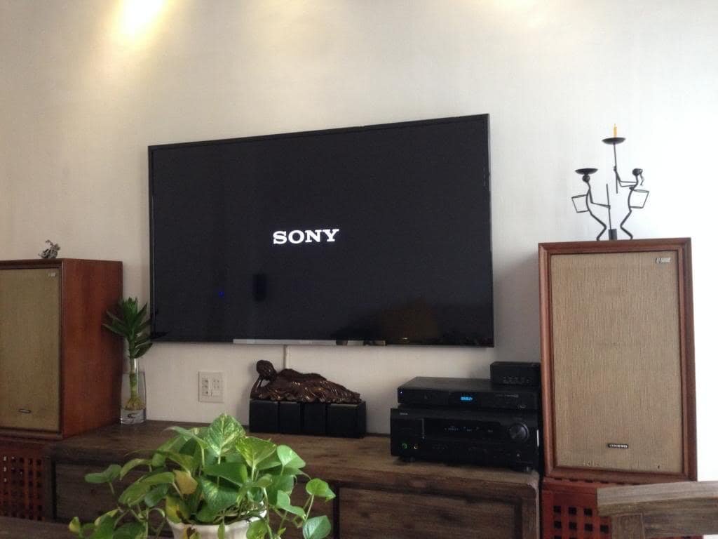 Tivi Sony sau khi hoàn tất treo lên tường