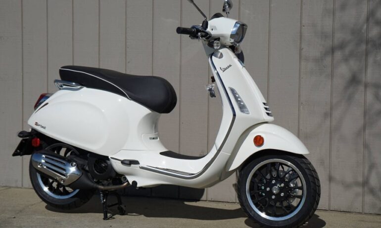 xe tay ga Honda SH và Vespa Sprint