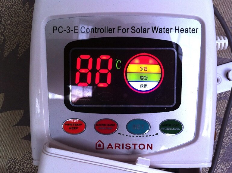 Bộ đo nhiệt độ của máy nước nóng năng lượng mặt trời ống sơ tán Ariston báo 88 độ