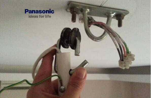 Cách lắp quạt trần Panasonic 5 cánh - Treo quạt lên mỏ neo trên trần nhà