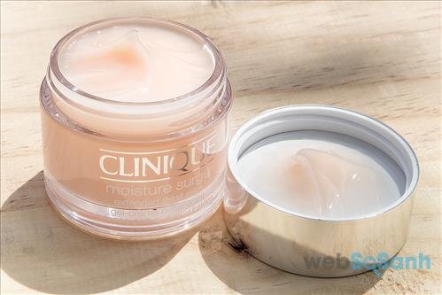 Kết cấu của hộp kem dưỡng Clinique Moisture Surge Extended Thirst Relief khá nhẹ, không dày như dạng cream