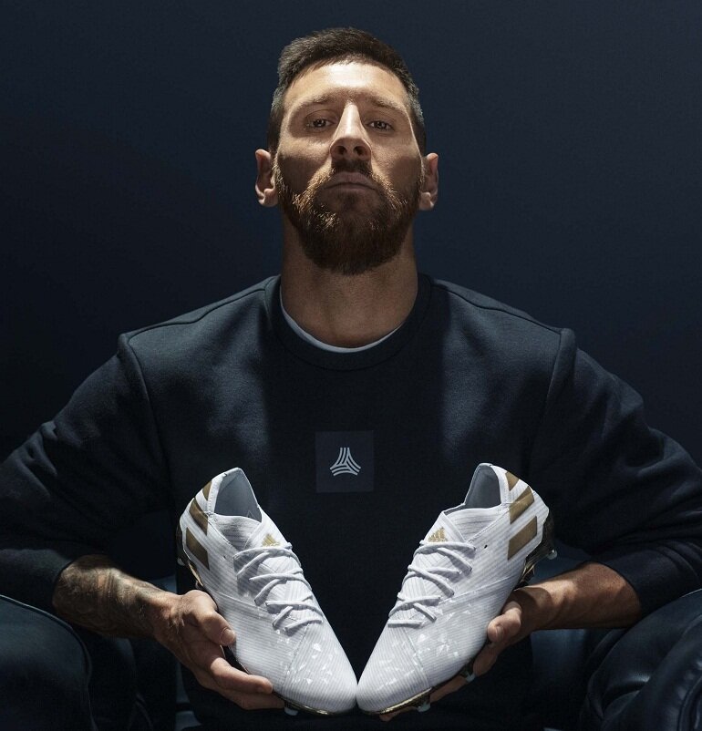 Messi  - cầu thủ nổi tiếng thế giới là đại diện quảng cáo cho giày đá bóng Adidas Nemeziz từ năm 2017