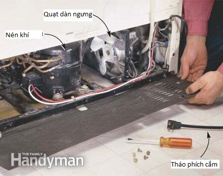 Ảnh 1: Tháo tấm che ở phía dưới tủ lạnh