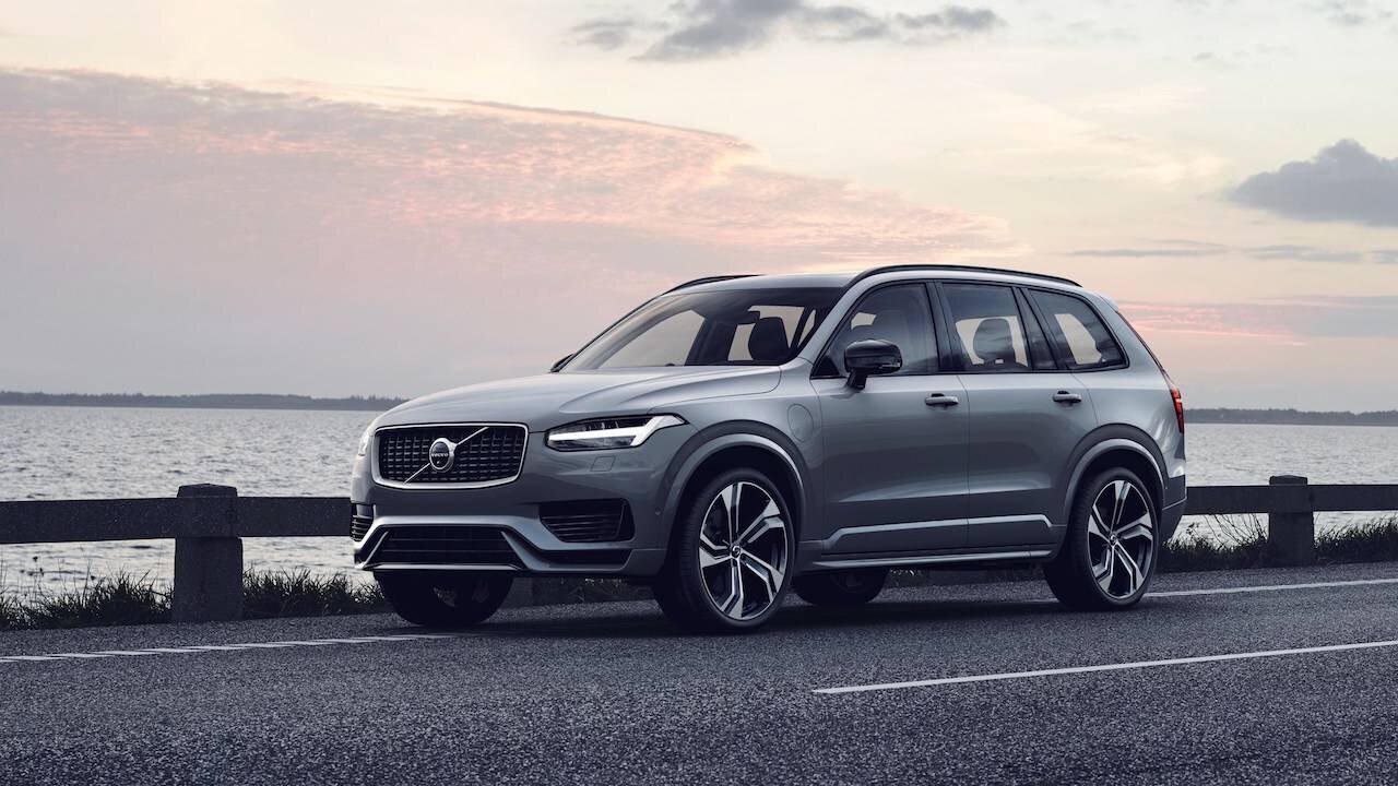 Volvo XC90 là một sản phẩm SUV hạng sang có thiết kế đẹp mắt, tinh tế với nội thất sang trọng, tiện nghi 