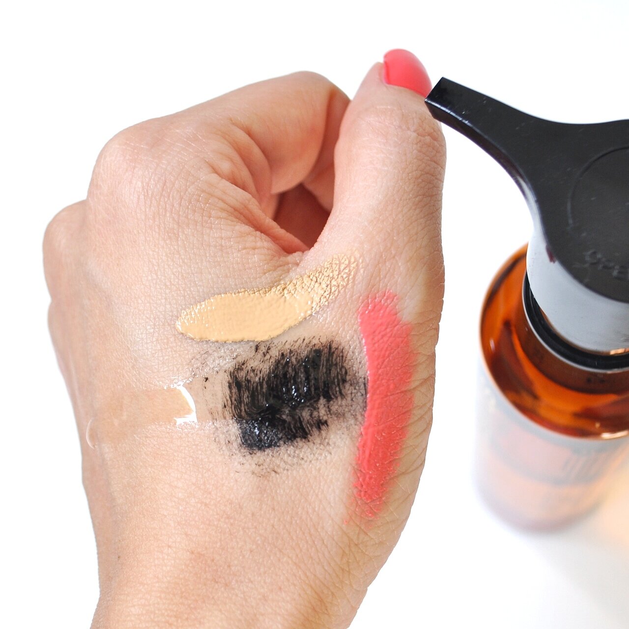 Nếu bạn hay makeup thì dầu tẩy trang chính là loại mà bạn cần dùng