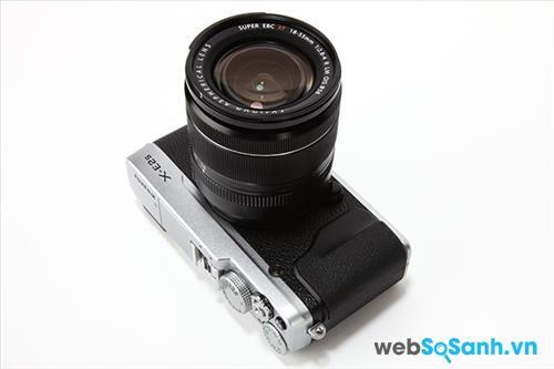 Máy ảnh Fujifilm có hình dáng khá giống đàn anh X-E2 nhưng báng máy được thiết kế lại dễ cầm hơn