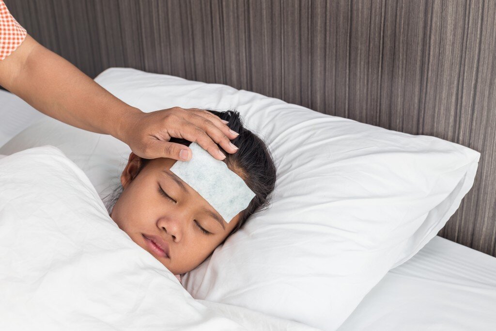 Sử dụng miếng dán để hạ nhiệt khi trẻ bị sốt