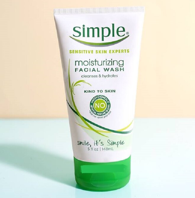 Sữa rửa mặt Simple Skin To Skin Moisturising Facial Wash