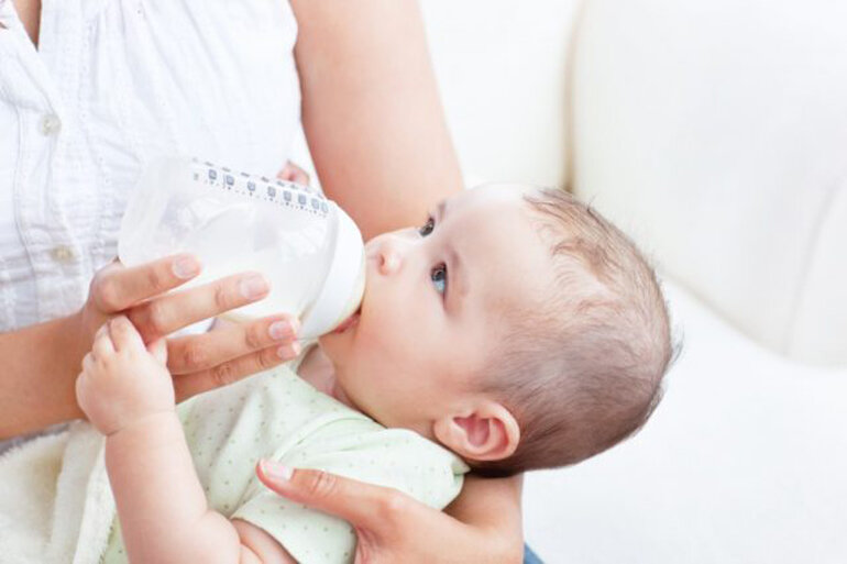 Sữa công thức và dụng cụ pha sữa cho trẻ khi ra ngoài