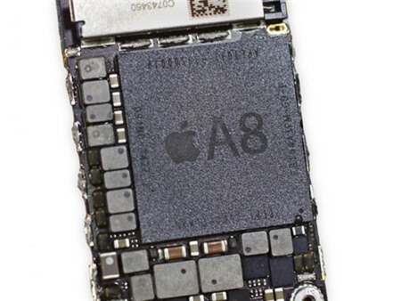 Cận cảnh bộ vi xử lý Apple A8 mới nhất trên iPhone 6 Plus.