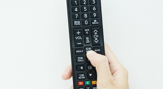 Nhấn Menu trên remote