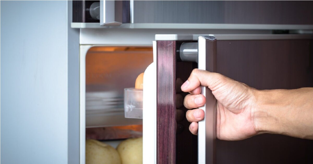 Vì sao tủ lạnh Sharp mới mua về lại bị đọng nước giữa 2 cánh tủ?