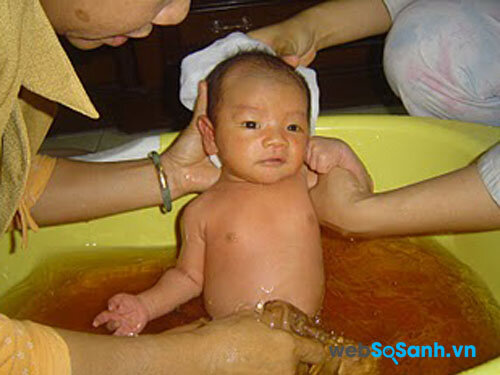 Trước khi tắm bằng nước lá cho trẻ, bạn nên tắm sạch bằng sữa tắm, sau đó dùng nước lá tráng lại cho bé
