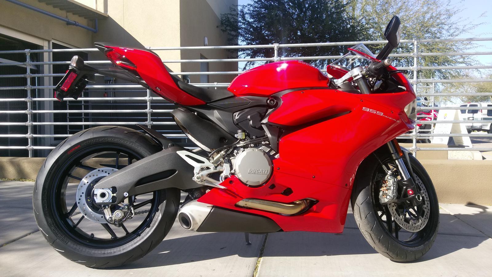 Phiên bản Panigale 959 sở hữu động cơ L-Twin với dung tích lên tới 955 cm3 vô cùng mạnh mẽ