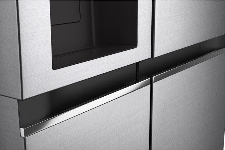 Nổi bật nhất trên cánh tủ lạnh LG Side By Side GR-D257JS là khay lấy nước bên ngoài cửa tủ