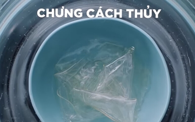 cho 45g lá gelatin vào đun cách thủy tới khi tan hết rồi đổ vào hỗn hợp sữa ở 2 bước trên khuấy đều rồi bỏ vào ngăn mát tủ lạnh giữ lạnh trong 3 tiếng.