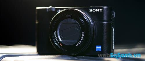 Máy ảnh compact RX100 IV sử dụng cảm biến Sony Exmor RS thay vì cảm biến Exmor R ở đời trước.