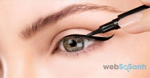 Kẻ eyeliner là cách giúp bạn tạo ấn tượng với đôi mắt sắc sảo mà không cần chuốt mascara