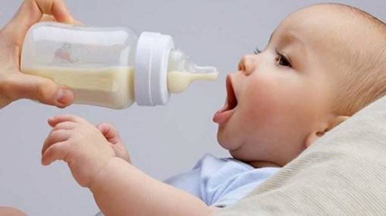 Khi nào mẹ có thể cho bé uống sữa ngoài?