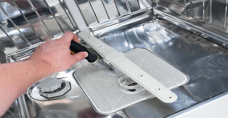 Bộ lọc bị tắc là nguyên nhân phổ biến khiến máy rửa bát không thoát nước Máy rửa bát Electrolux không thoát nước