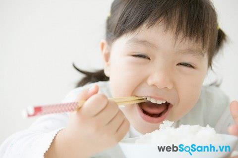 Sữa bột Dutch Lady Complete giúp trẻ biếng ăn ăn uống ngon miệng hơn