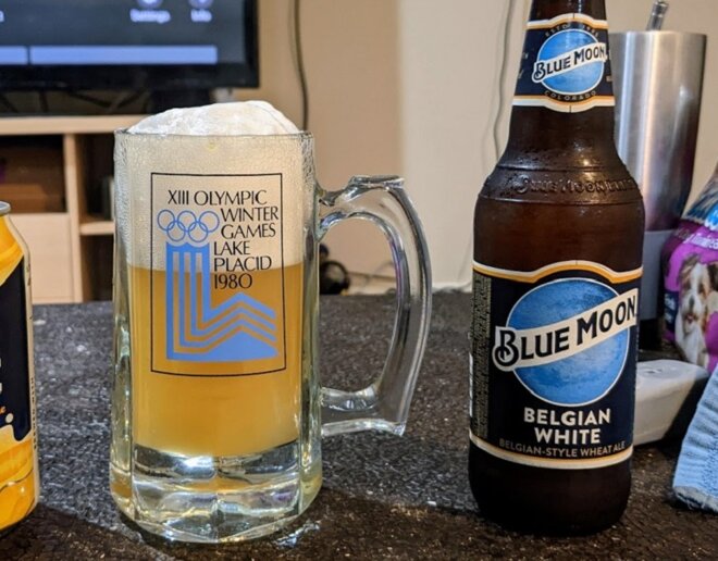 Vẻ bề ngoài của bia Blue Moon Belgian White