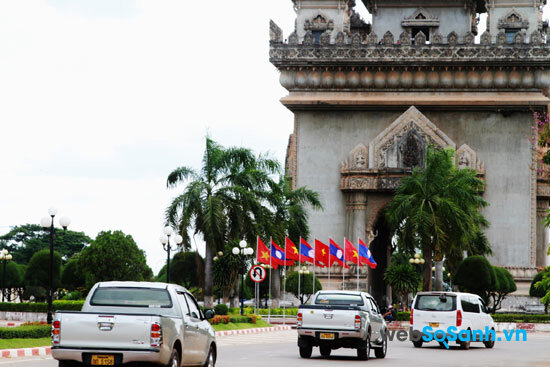 Lái xe bên Lào không nên sử dụng còi xe quá nhiều, đồng thời cần hết sức tuân thủ luật giao thông vì cảnh sát ở đây xử rất mạnh tay với người vi phạm