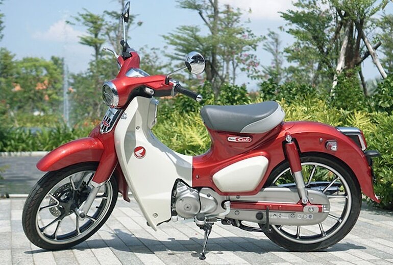 Super Cub 125 đỏ trắng tạo vẻ đẹp nhẹ nhàng, ấn tượng