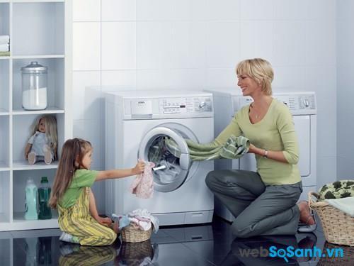 Máy giặt lồng ngang được hỗ trợ hệ thống máy nén Inverter vận hành êm ái