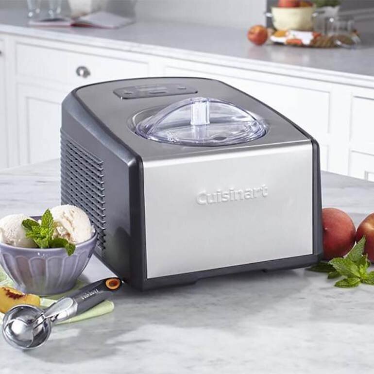 Máy làm kem Cuisinart ICE 100 sẽ giúp bạn làm ra những ly kem mát lạnh thơm ngon và béo ngậy