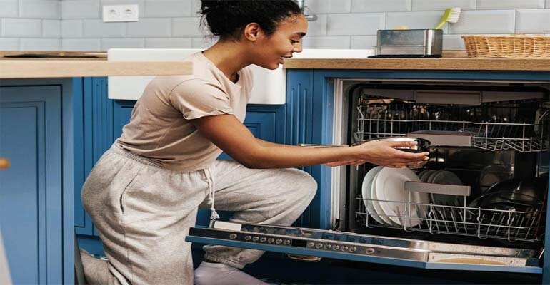 Cửa máy bị lệch cũng khiến máy rửa bát bị tràn nước ra bên ngoài Máy rửa bát rò rỉ nước